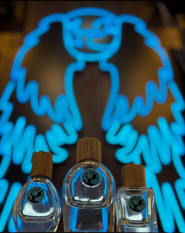اکستراپرفیوم عطر ادکلن اورجینال لالیک لامور برند کرکس کیفیت تاپ/زنانه
